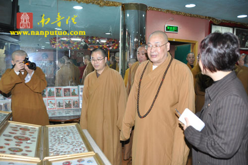 闽院院长圣辉大和尚一行应邀参观“毛主席艺术精品展”(图4)