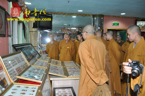 闽院院长圣辉大和尚一行应邀参观“毛主席艺术精品展”(图6)
