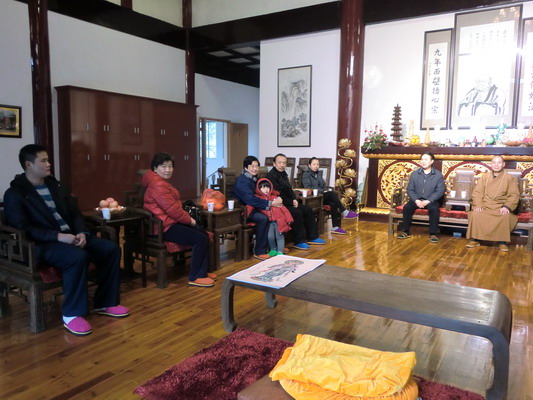 福建省三明市书画院院长黄文渊先生及其亲属拜访本寺方丈了法大和尚(图1)