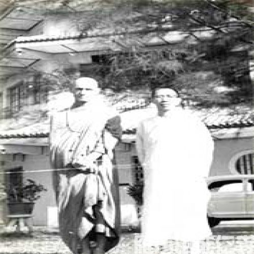 1957年6月竺公与美藉苏曼迦罗法师于槟城菩提中学殿前合照