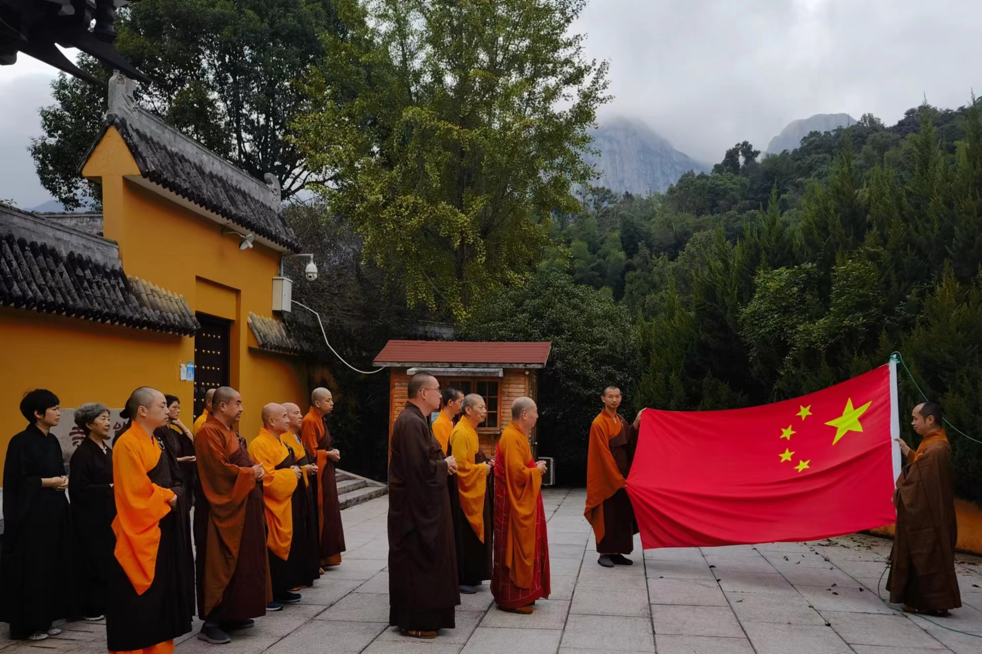 温州雁荡山能仁寺举行升国旗仪式，庆祝共和国74周年华诞(图2)