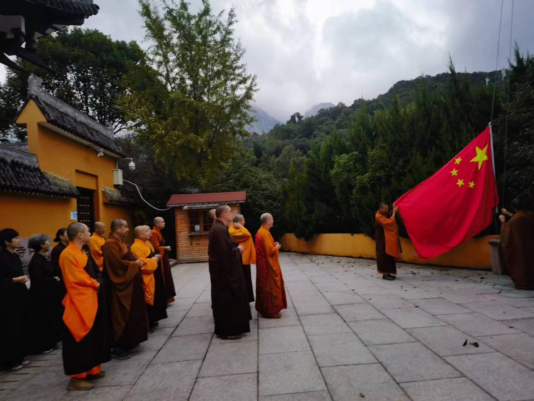 温州雁荡山能仁寺举行升国旗仪式，庆祝共和国74周年华诞(图3)